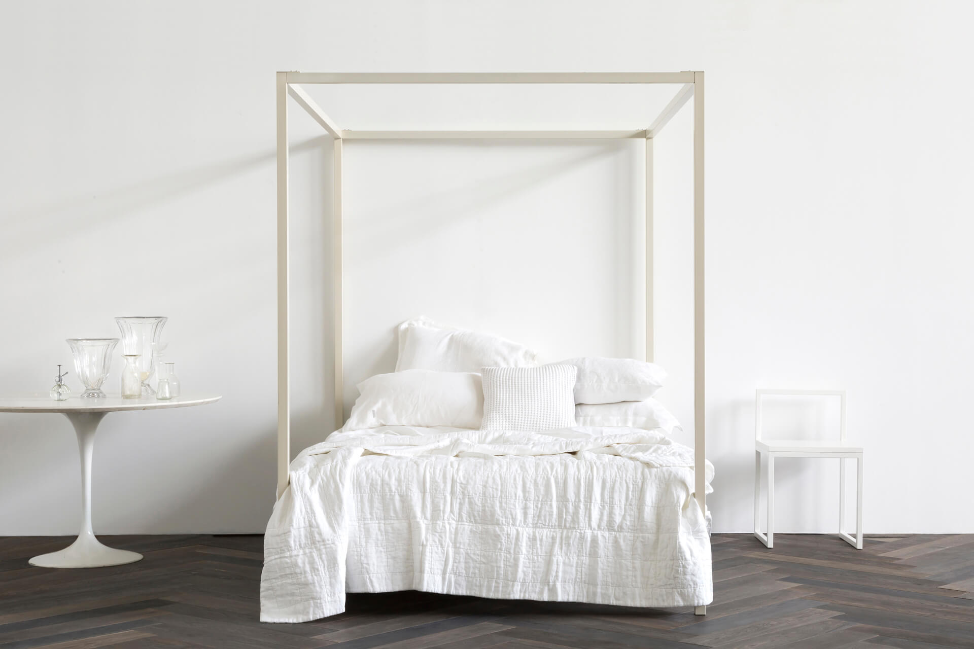 White four store poster bed king